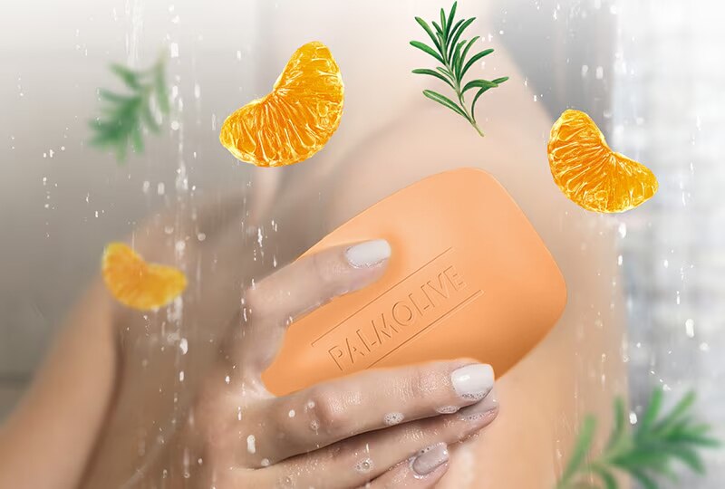 Mujer usando el Jabón Palmolive Naturals Mandarina y Romero